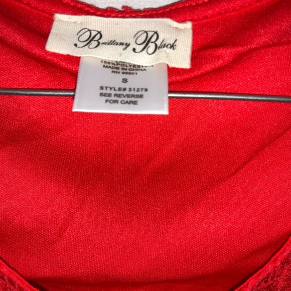 Women’s small Brittany black red crochet design top open shoulder - Picture 8 of 8